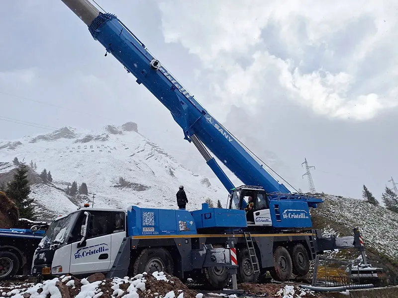 SAC2500E crane operating in Italian Alps