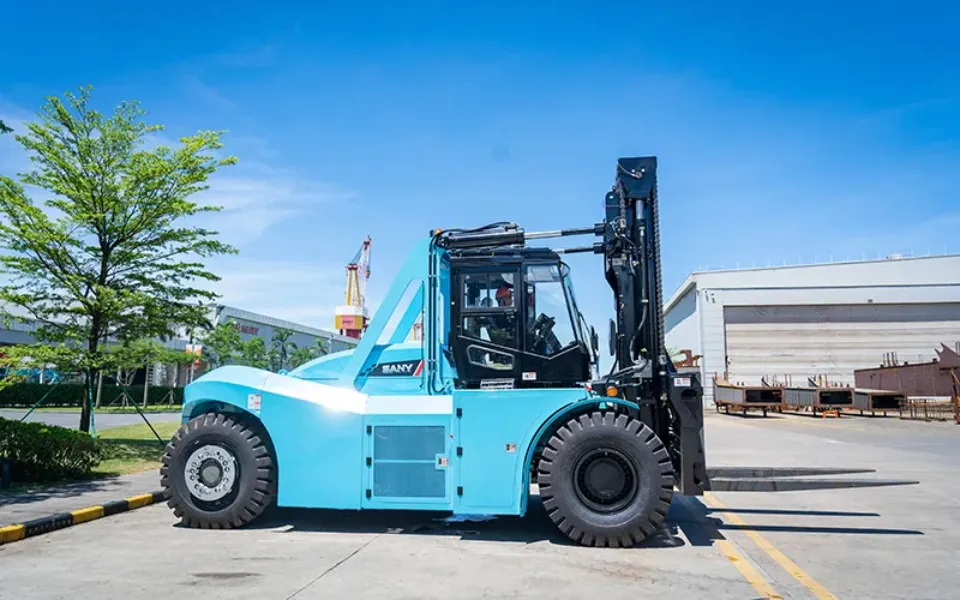 SCPE350 35-ton electric forklift in operation
