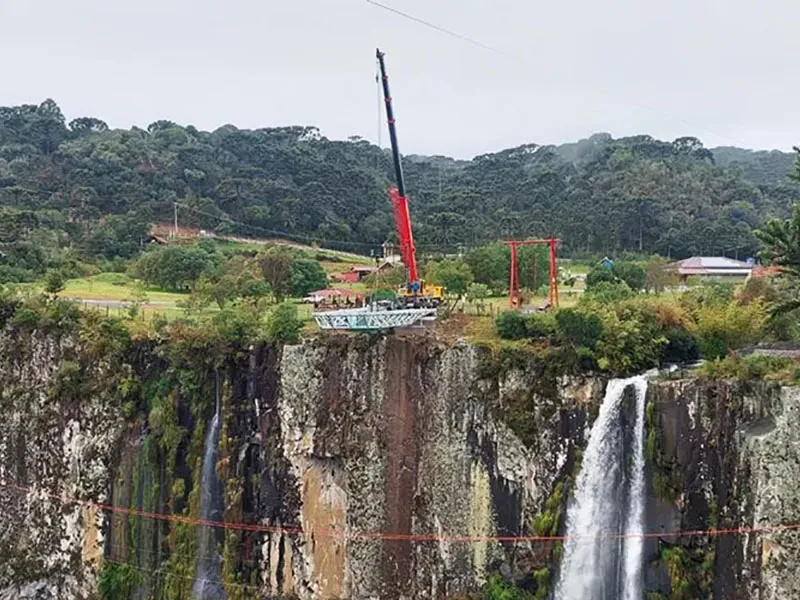 STC900T crane working at Avencal Waterfall site