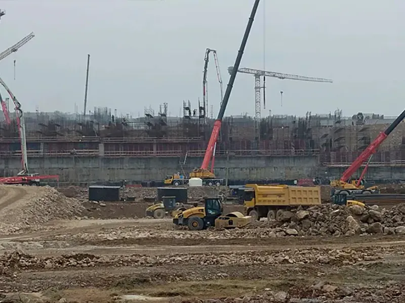 SY980 performing precision excavation work